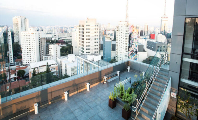 Sesc Avenida Paulista - no 17º andar do Sesc Avenida Paulista, o visitante encontra uma das vistas mais conhecidas da cidade. O mirante oferece um panorama direto da Avenida Paulista, com seus prédios icônicos e fluxo constante de pessoas - (Divulgação/Roberto Assem)
