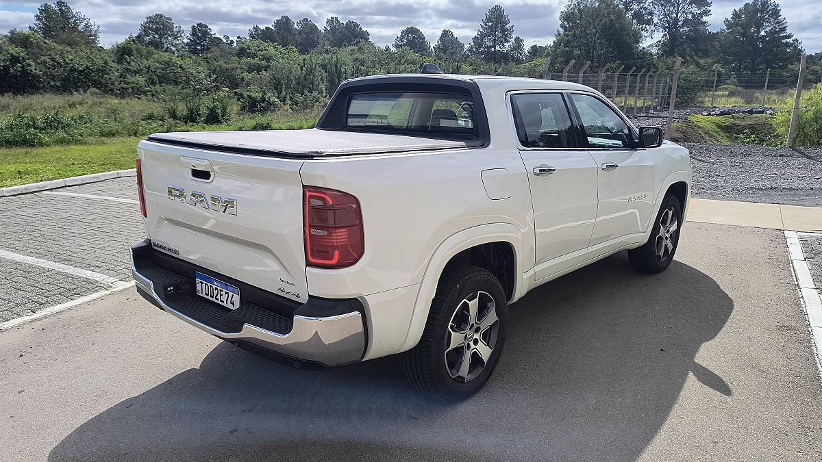 Com nome que significa "agitação", "barulho", "alvoroço" ou "fúria", a picape intermediária honra as tradições da família de caminhonetes nascidas da Dodge, espécie de precursora da Ram. Gabriel Dias/Flashmotors