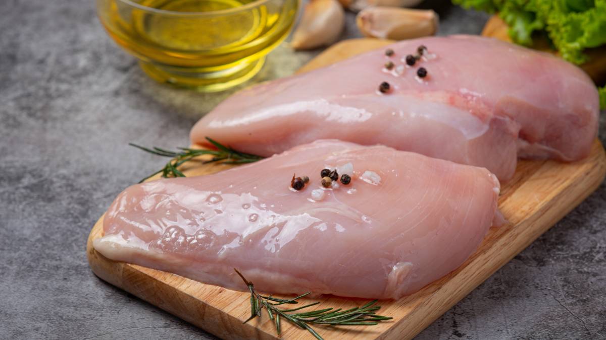 Do ponto de vista nutricional, não há distinções relevantes entre frango claro e amarelado; ainda assim, alguns cuidados fazem diferença na hora da escolha