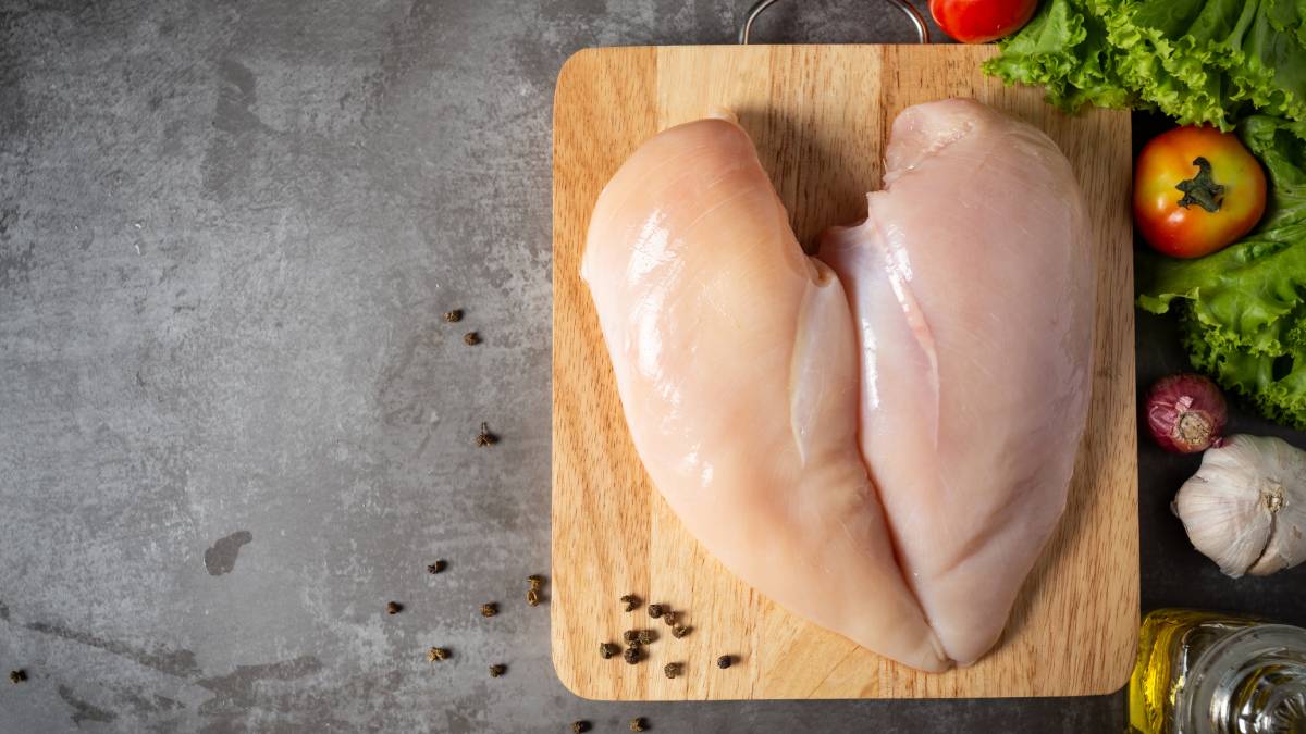 De acordo com especialistas, a superfície deve ter brilho natural: tons acinzentados ou opacos costumam indicar que o produto já começou a perder qualidade