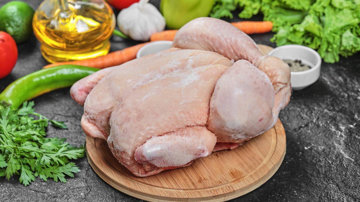 A textura também ajuda na avaliação: o ideal é que a carne seja firme e elástica, voltando à forma original após uma leve pressão com os dedos