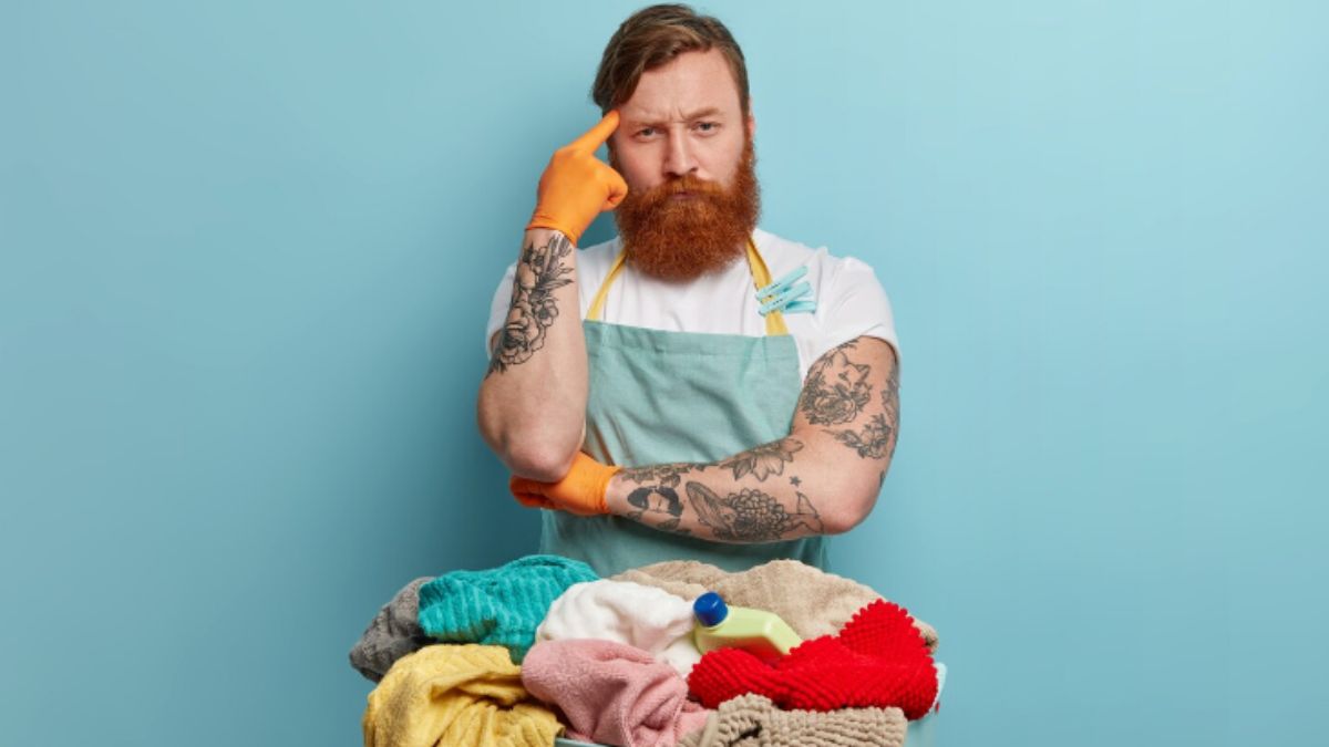 Evite sobrecarregar o varal deixando sempre um espaço livre entre cada peça de roupa. O contato excessivo entre as roupas impede a ventilação e favorece o surgimento de odores. | Foto: Freepik