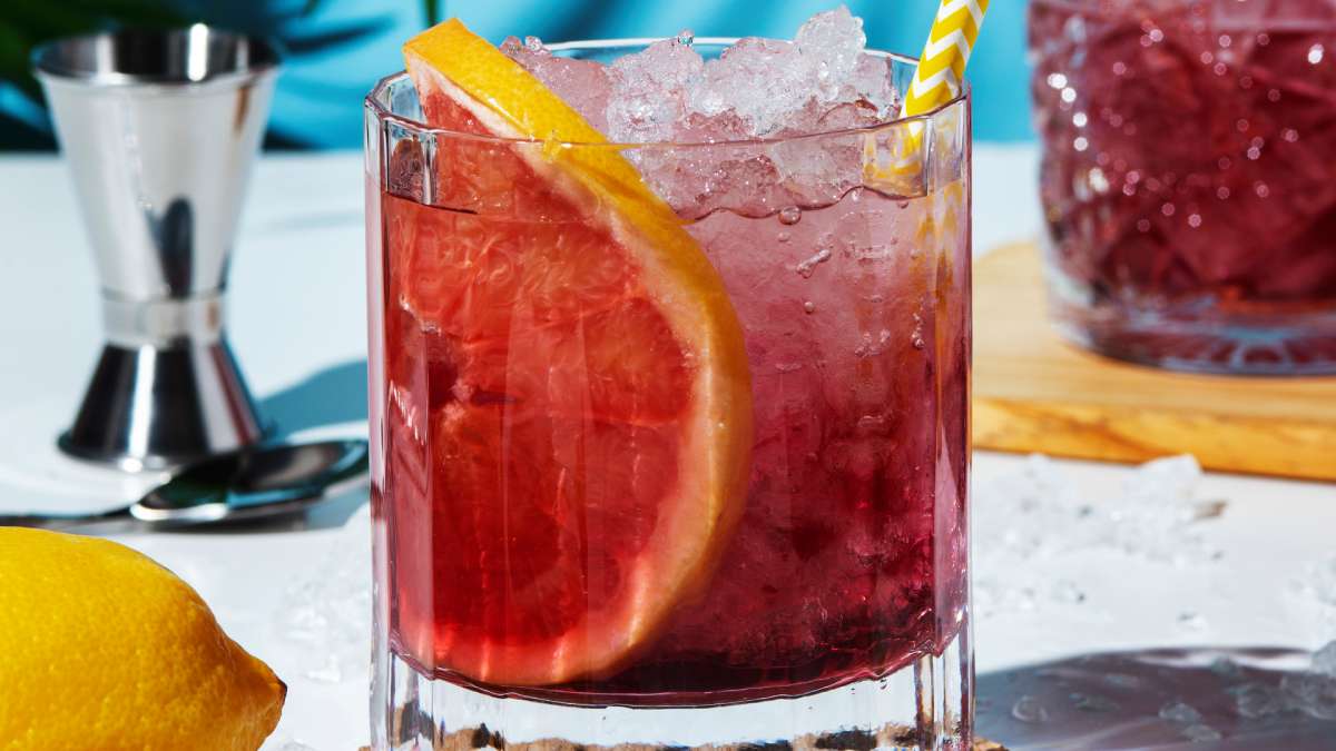 Considerada uma versão mais descomplicada da sangria, o tinto de verano se diferencia justamente pela simplicidade