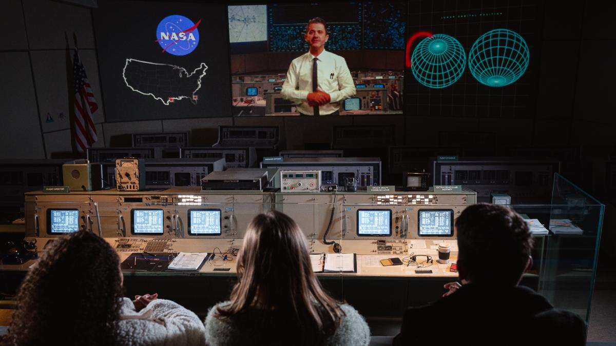 A experiência é totalmente imersiva, com cinemas, salas interativas, simuladores e cenários que recriam momentos históricos, como o controle da missão em Houston, a decolagem e a alunissagem