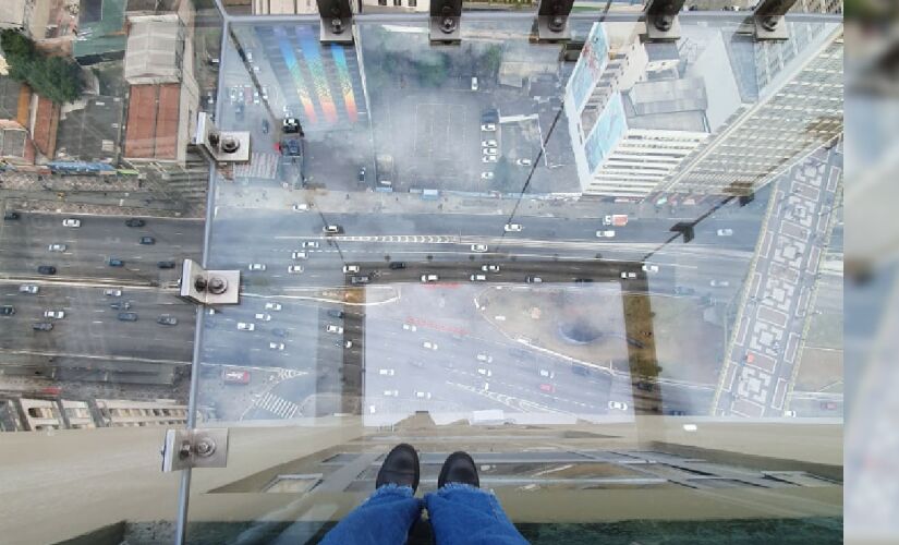 Sampa Sky - mirante transparente. Para quem busca uma experiência moderna e cheia de adrenalina, o Sampa Sky se destaca. O mirante fica no 42º andar do Edifício Mirante do Vale, o mais alto da cidade - (Divulgação)
