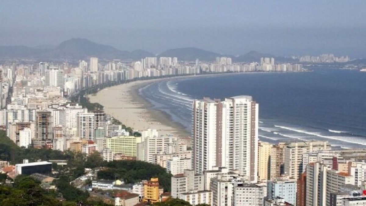 A cidade de Santos, no litoral de São Paulo, é uma das melhores cidades do Brasil para aposentados. Ela é a terceira no ranking geral, sendo a com a presença mais constante entre as cinco melhores desde a edição de 2017, sendo a melhor com praia - (Marcos Santos/USP Imagens)