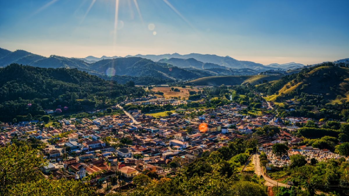 São Bento do Sapucaí fica entre montanhas. Imagem: Rafael Vianna Croffi/Wikimedia Commons