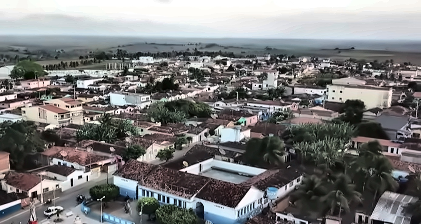 Enquanto a conta de água pesa no Brasil, uma cidade paraibana mantém água encanada gratuita desde 1961. Foto: Reprodução/Youtube