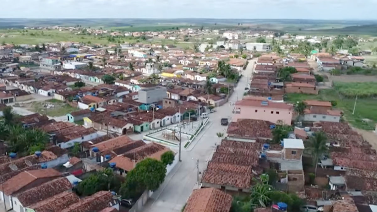 Itapororoca (PB) vive há décadas com abastecimento sem tarifa, sustentado por uma nascente e pela força da gravidade. Foto: Reprodução/Youtube