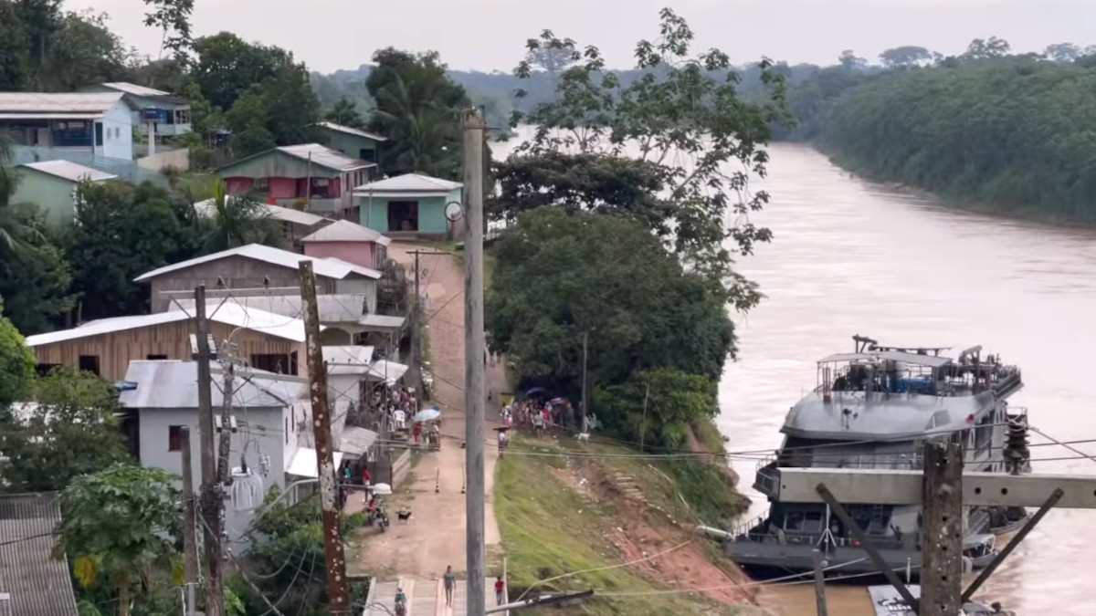 Sem ligação por estradas, Marechal Thaumaturgo depende de avião pequeno ou rota fluvial, que varia com o rio e o clima. Foto: Reprodução/Youtube