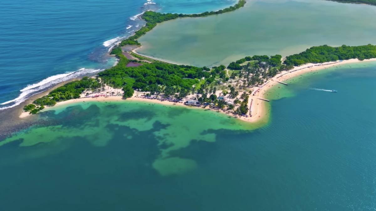 2. Em Los Roques, o mar azul-turquesa forma um cenário que parece pintura. Foto: Reprodução/Youtube