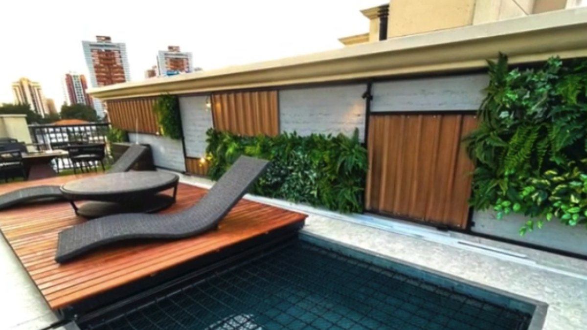 3. A área externa conta com um deck móvel motorizado que desliza sobre a piscina para ampliar o espaço útil durante recepções.