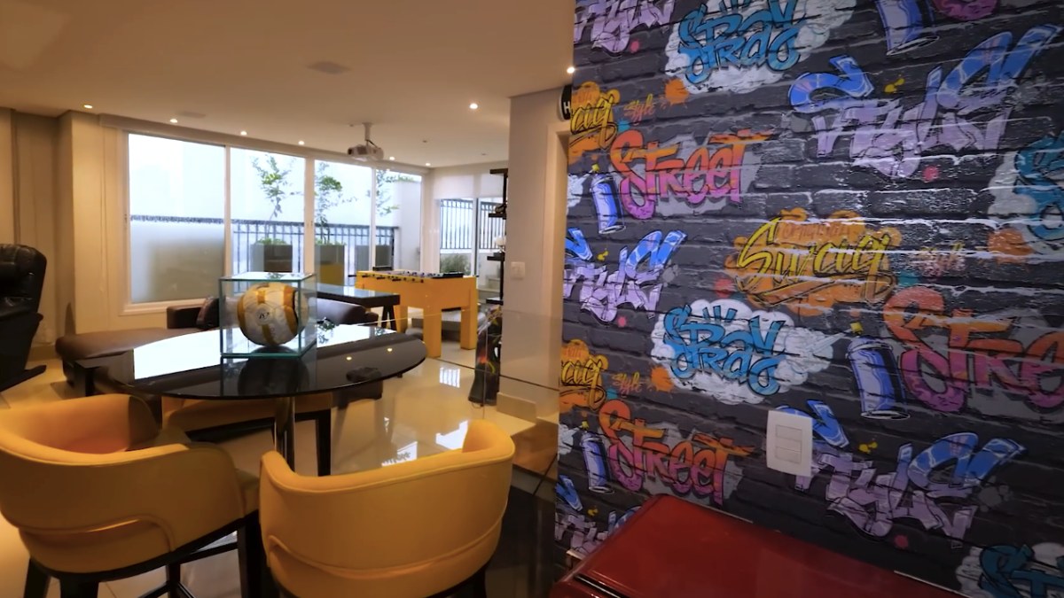 9. Henri projetou uma mesa de pimbolim personalizada para a residência, remetendo ao seu gosto pelo jogo desde a infância em São Bernardo.