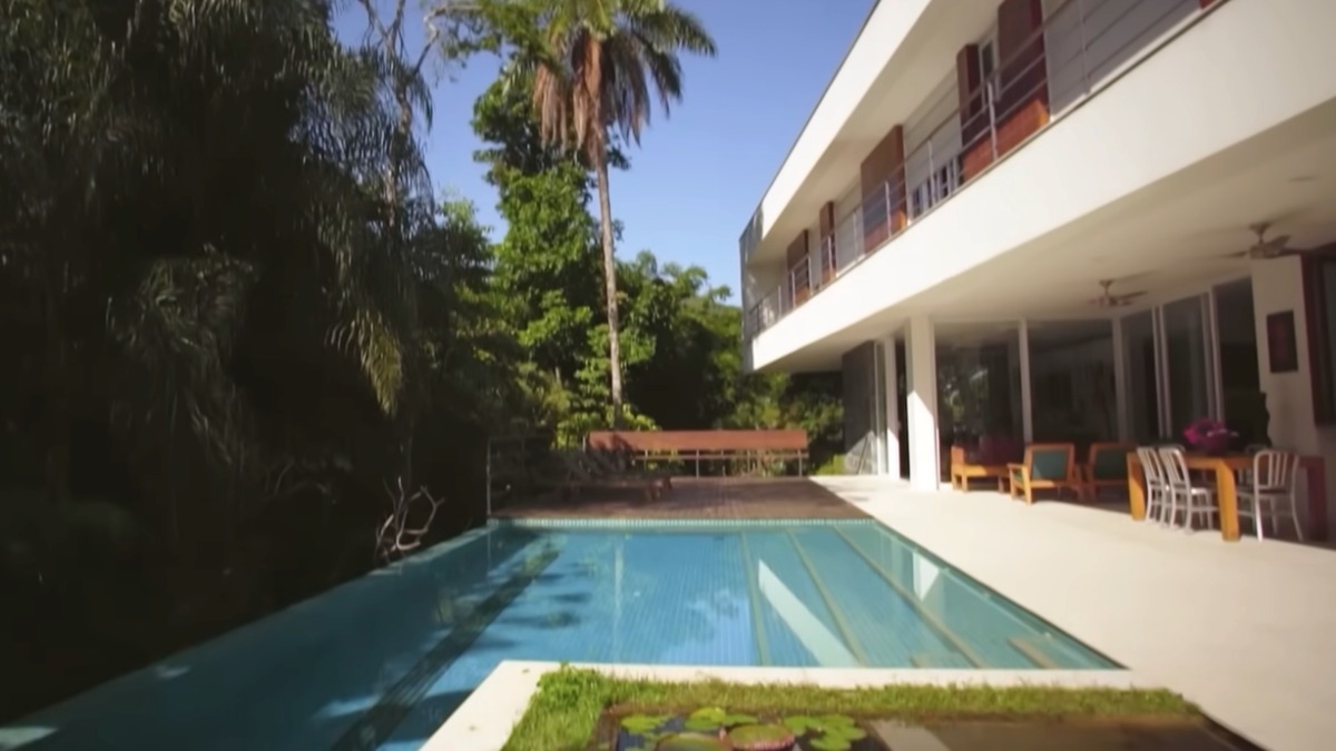 1. A jornalista Sônia Bridi, que já morou em diversas partes do mundo, escolheu o Rio de Janeiro para construir sua casa brasileira. O projeto reflete seu desejo de viver cercada pela exuberância tropical.