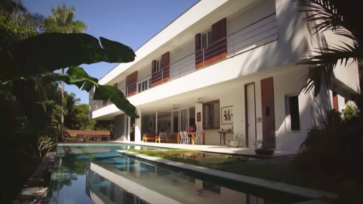 3. O projeto prioriza a preservação do meio ambiente e a integração com uma área de mata lateral. Embora existam vizinhos próximos, a sensação é de estar isolado em meio à natureza.