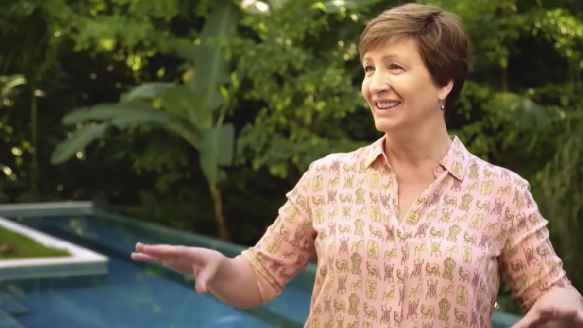 8. A casa funciona como uma plataforma de contemplação da natureza exuberante. Sônia descreve a folhagem ao redor como algo fértil, forte e até mesmo sensual.