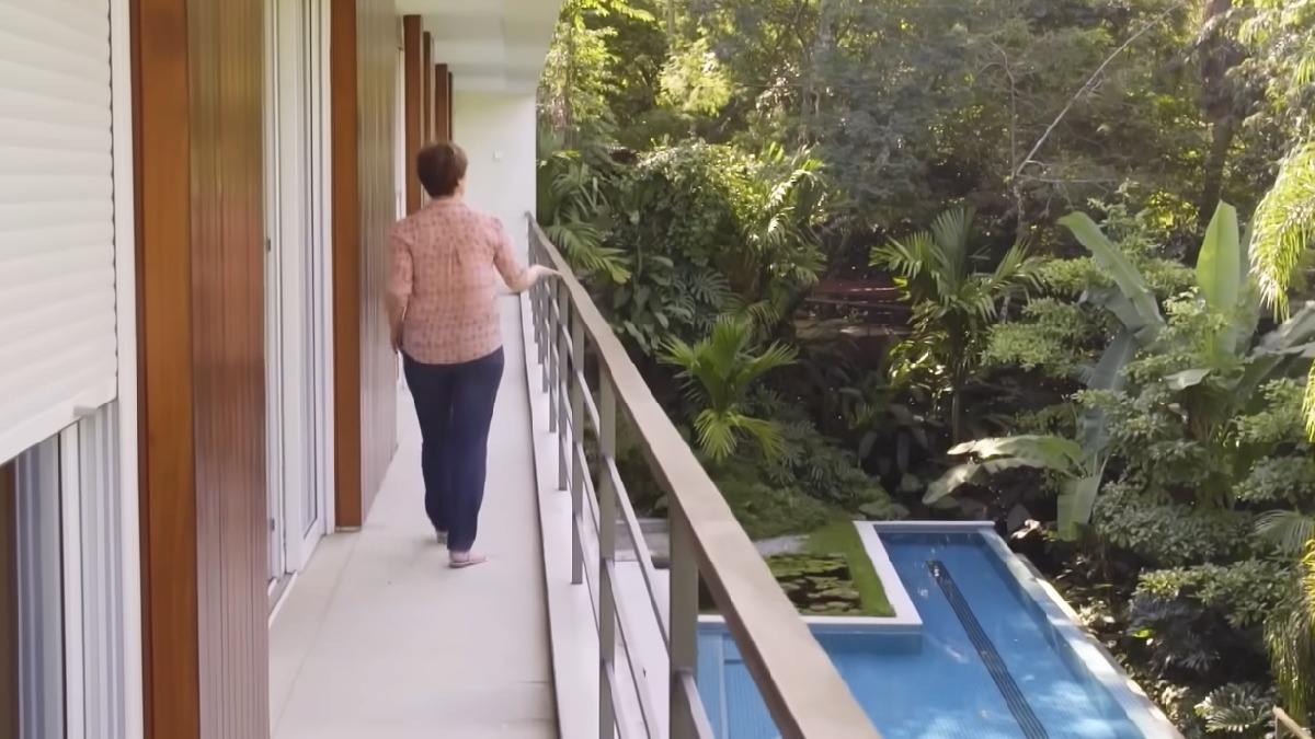 15. Sônia define sua casa como um estudo sobre a cultura e o lugar onde está inserida. A residência reflete suas experiências de vida e sua conexão com o meio ambiente brasileiro. Fotos: Reprodução/Youtube/GNT