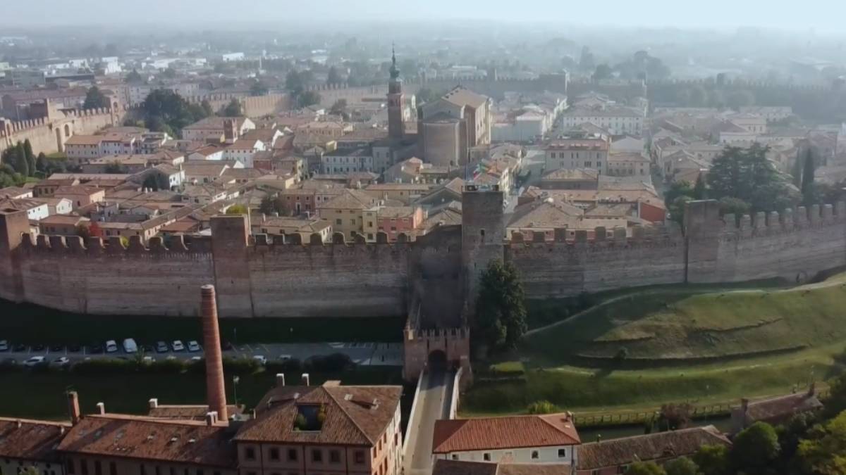 Entre Pádua, Vicenza e Treviso, a cidade se posiciona no cruzamento das estradas Postumia e Valsugana, o que ajuda a explicar por que o acesso é tão prático. Fotos: Reprodução/YT