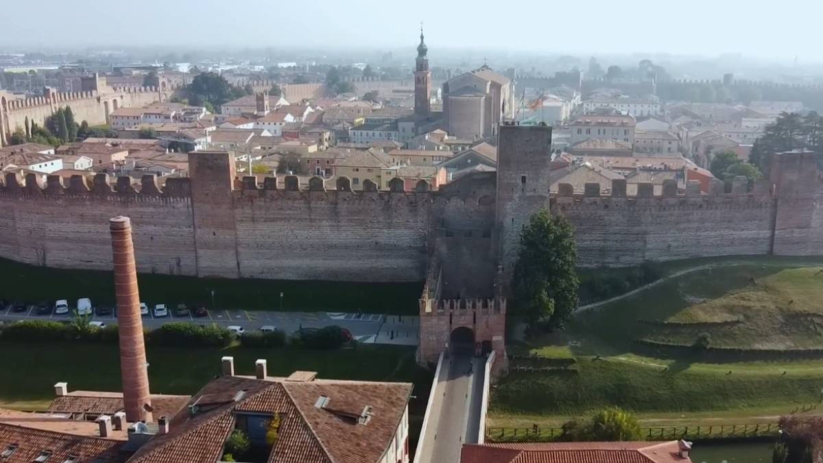 Cittadella fica na província de Pádua, a 48 metros acima do nível do mar, perto do Monte Grappa e do Planalto de Sette Comuni, e reúne cerca de vinte mil habitantes.