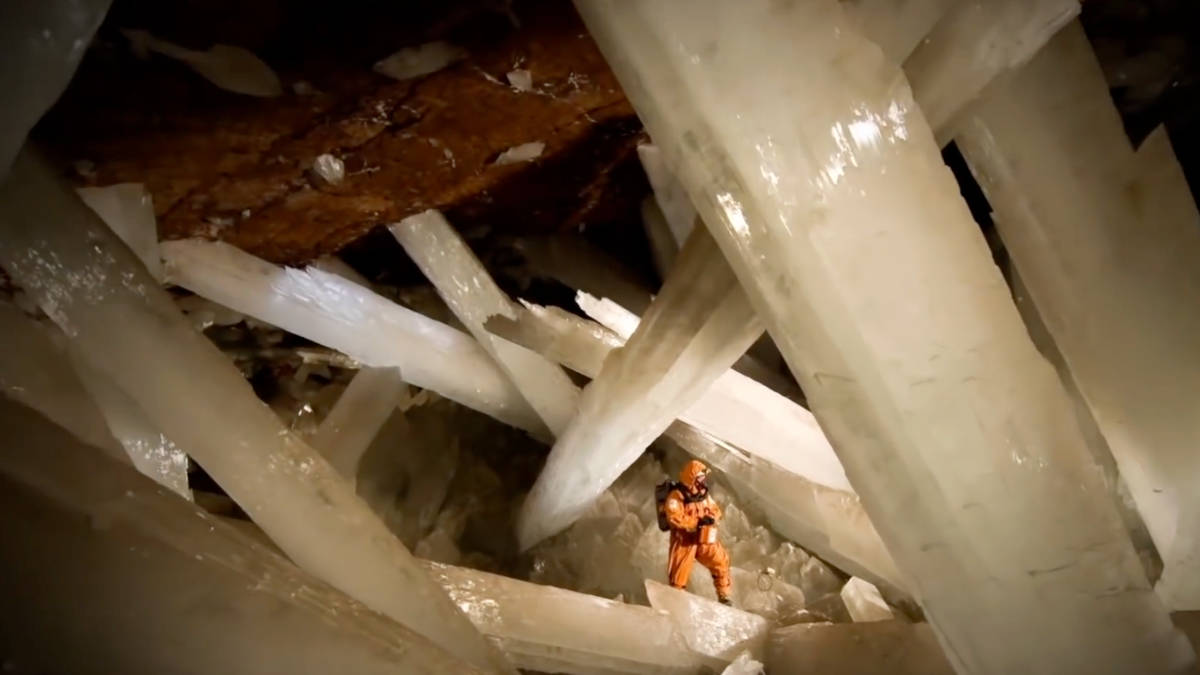 Cristais de gipsita com vários metros de comprimento formam pilares translúcidos dentro da caverna mexicana. Foto: Reprodução/youtube