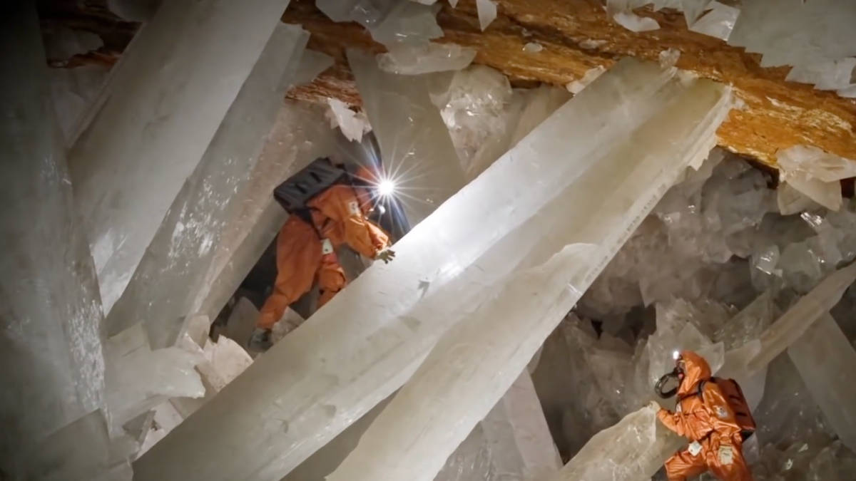 Colunas naturais de até 11 metros transformam a caverna em um cenário que parece de outro planeta. Foto: Reprodução/youtube