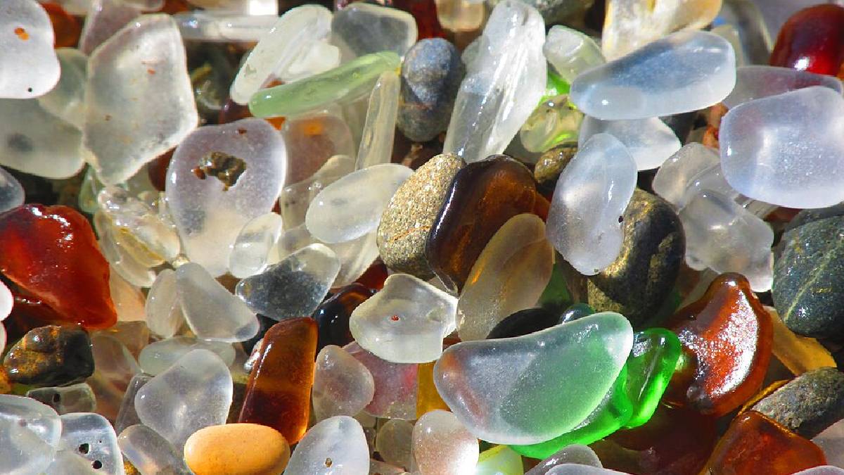 O visual chama a atenção de visitantes que se surpreendem com o brilho e a diversidade de cores espalhadas pela praia (Foto: Moximox/Wikimedia Commons)