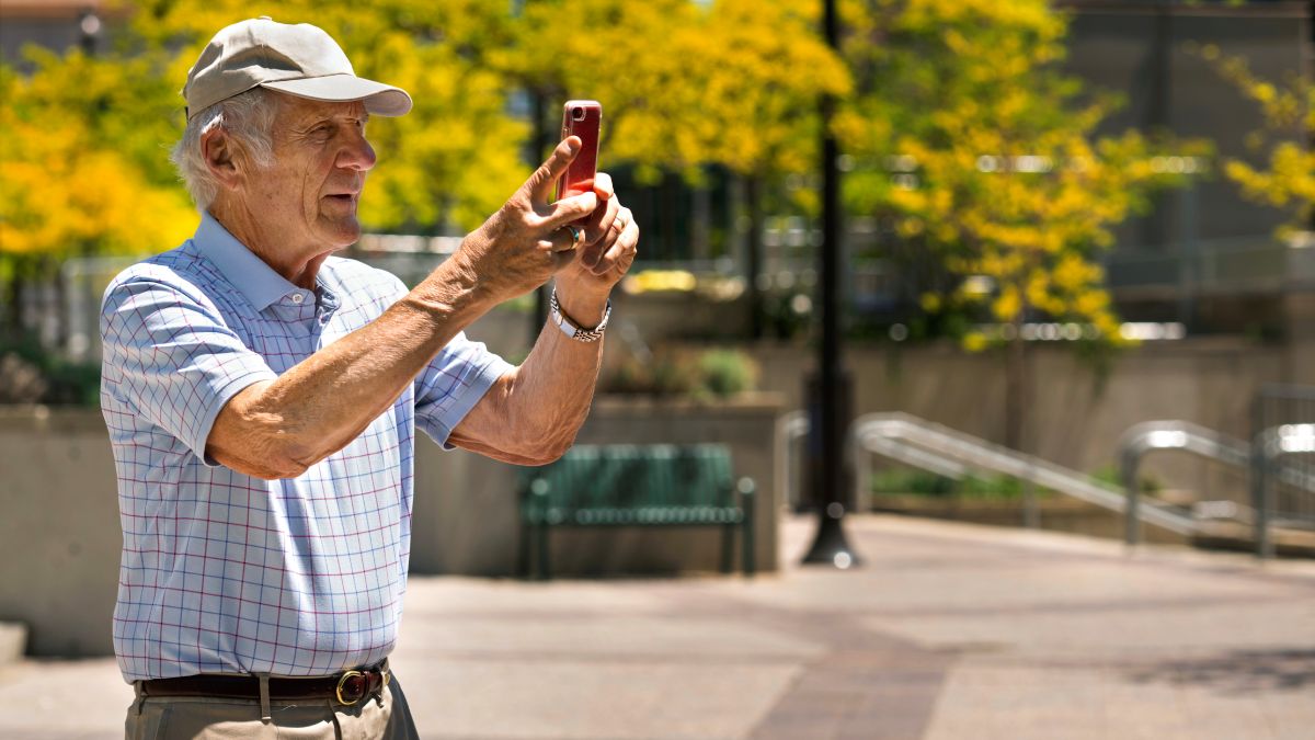 Simples na função e direto no uso, esse tipo de aparelho permite comunicação sem interrupções constantes: a proposta agrada quem busca menos distrações e uma relação mais controlada com a tecnologia (Foto: Freepik)