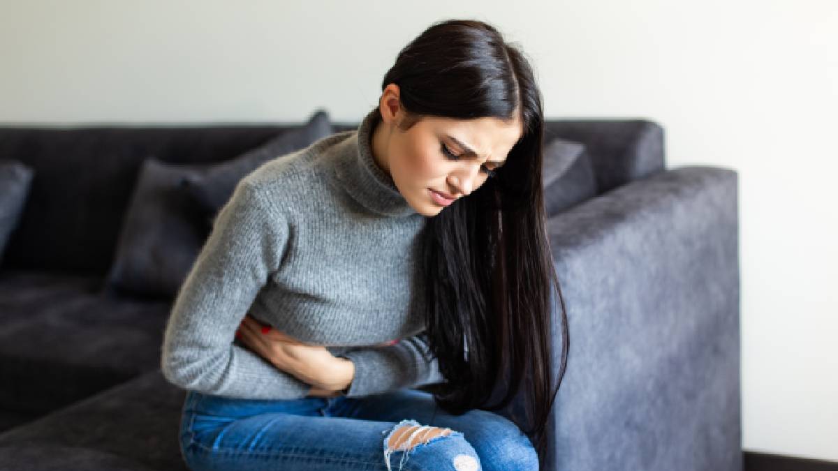 O consumo excessivo de isotônico, especialmente em pessoas sensíveis, pode causar náuseas, cólicas estomacais e, paradoxalmente, causar diarreia (Foto: Freepik)