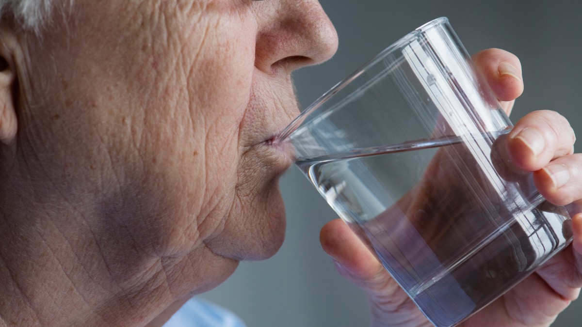 Beber água não reduz o colesterol LDL de forma direta, mas pode ajudar o corpo a funcionar melhor no dia a dia