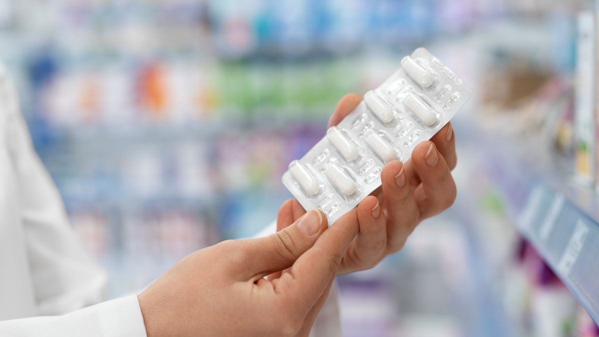 O omeprazol faz parte da mesma classe de medicamentos que fármacos como o pantoprazol e o esomeprazol, indicado para tratamento de azia, gastrite e refluxo