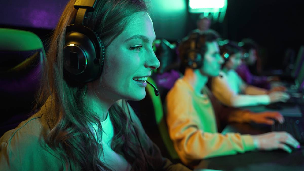 Com caracteristicas semelhantes aos headphones e um microfone embutido, os headset são usados para jogatinas (Foto: Freepik)