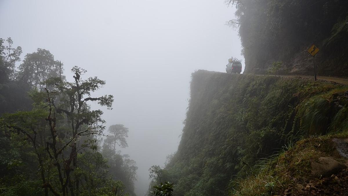 As condições naturais tornam o percurso ainda mais arriscado; a neblina frequente reduz drasticamente a visibilidade, enquanto as chuvas deixam o piso escorregadio (Foto: Pavel Špindler/Wikimedia Commons)