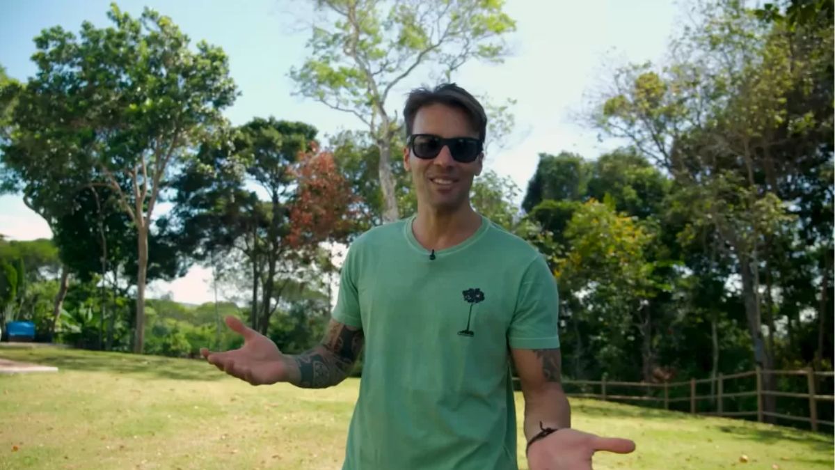 Mão na massa: O nutricionista transformou solo arenoso em um santuário de biodiversidade com 47 espécies de plantas. | Foto: Reprodução/YouTube