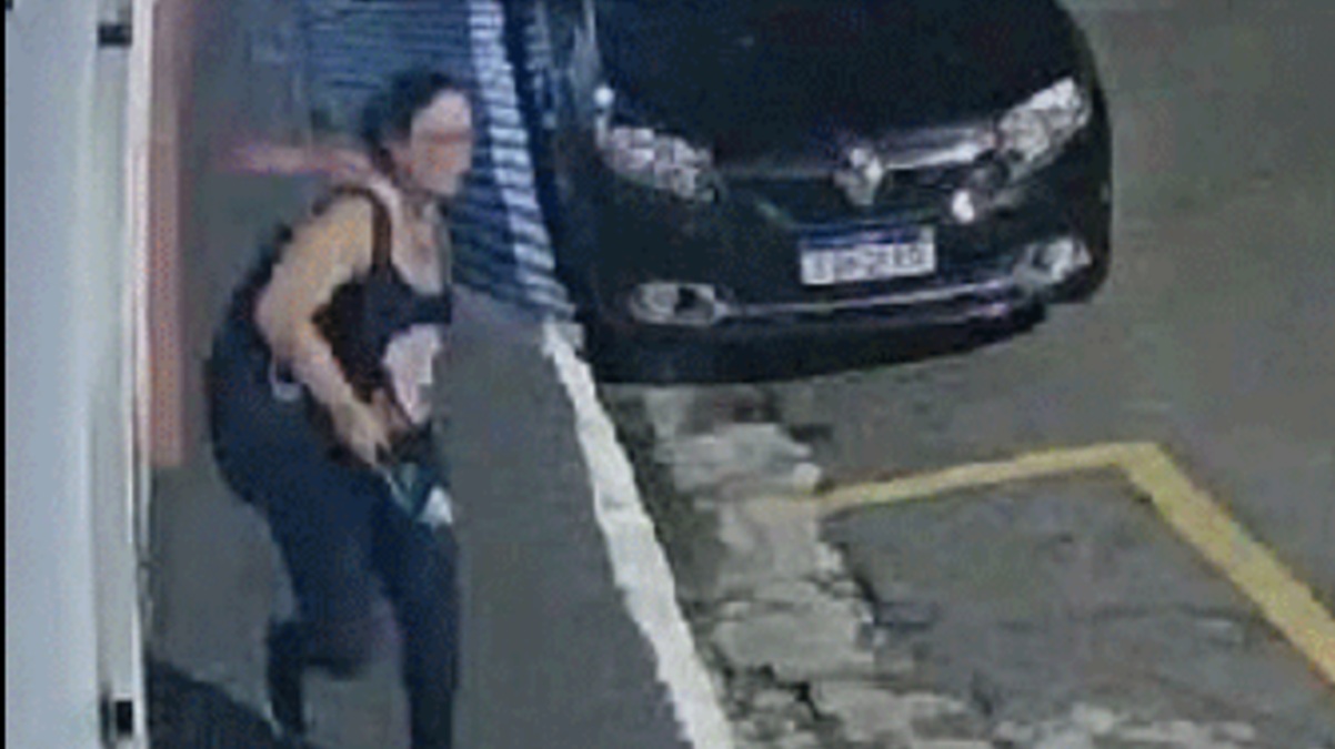 Momento que a vítima tenta escapar do agressor/Reprodução