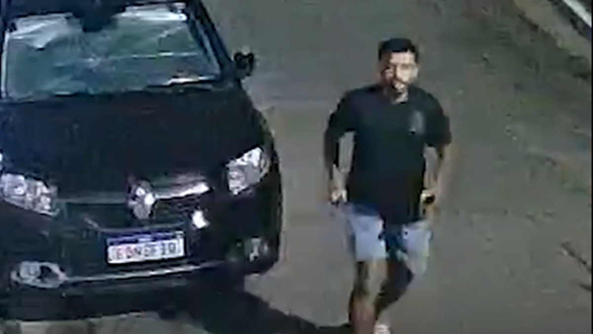 José corre com uma faca e alcança a vítima/Reprodução
