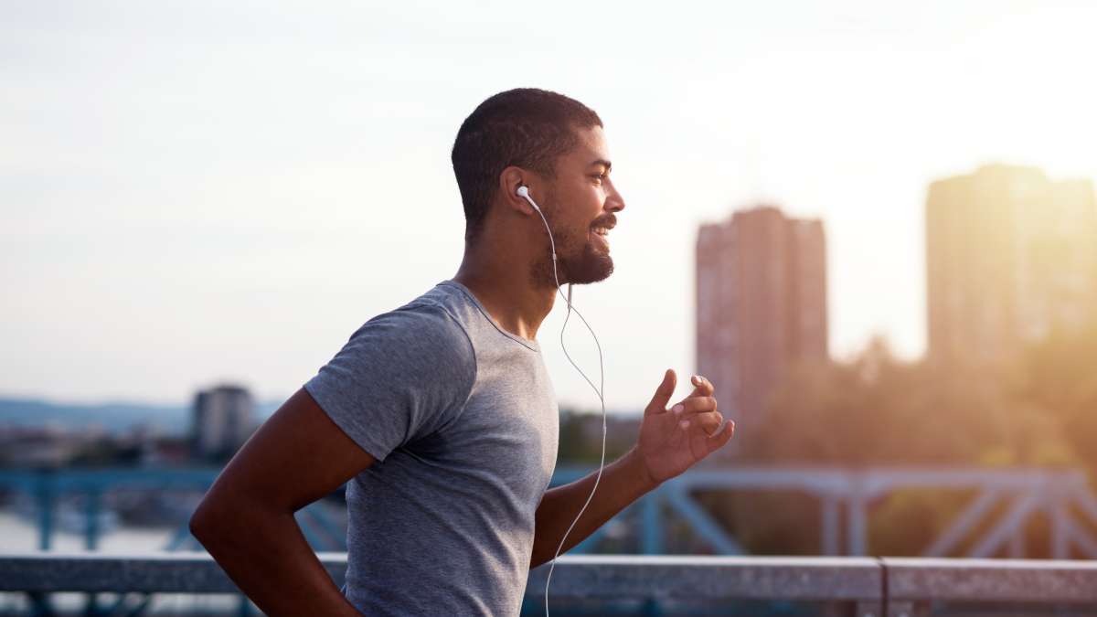 "Um passo de cada vez Caminhar diariamente melhora o humor, protege o coração e pode reduzir em até 30% o risco de doenças vasculares." Foto: Freepik