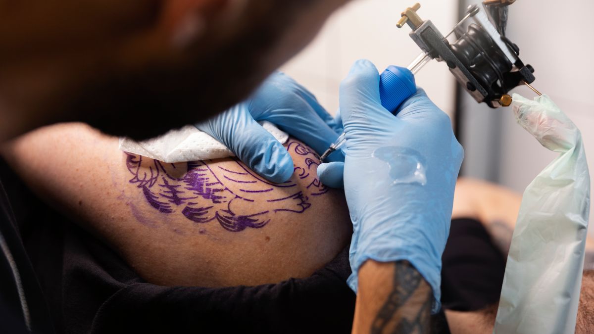 Quem passa por tatuagem, piercing ou pequenos procedimentos costuma ouvir a recomendação de cortar esses itens da dieta por alguns dias