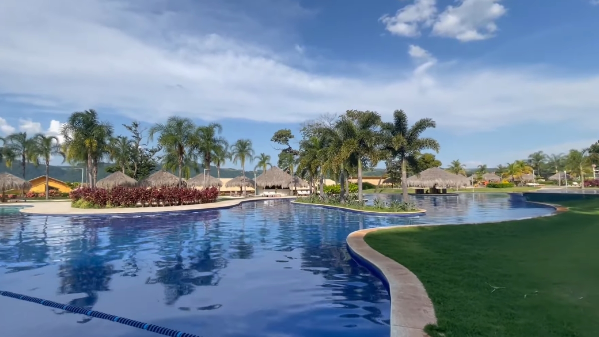 O resort ainda conta com heliponto, espaço para crianças, hamburgueria, pizzaria e choperia, temakeria, quadra de vôlei de praia, quadra de tênis e quadra de futsal.