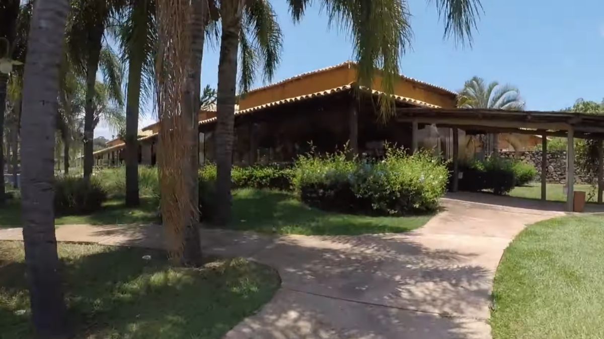O Aqua Luxo, que fica no prédio principal do resort, custa R$ 154 mil, sendo a unidade mais barata. Já as mais caras são no Ecoview, vila com 18 unidades.