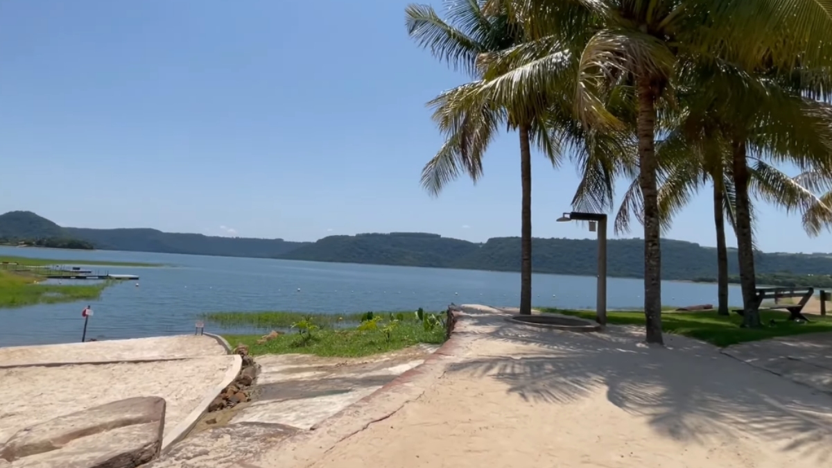 Há uma praia para o lazer dos hóspedes.
