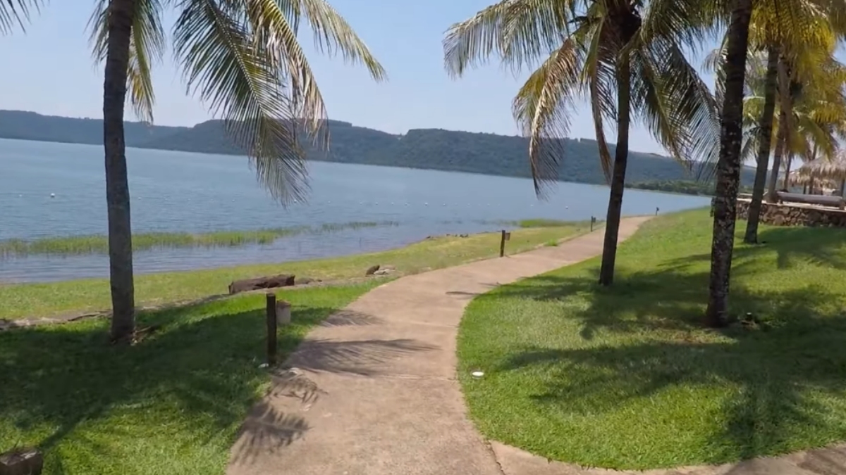 As residências mais luxuosas possuem três suítes, cozinha, sala e uma varanda com piscina, sendo que a maior parte delas tem vista para a represa.