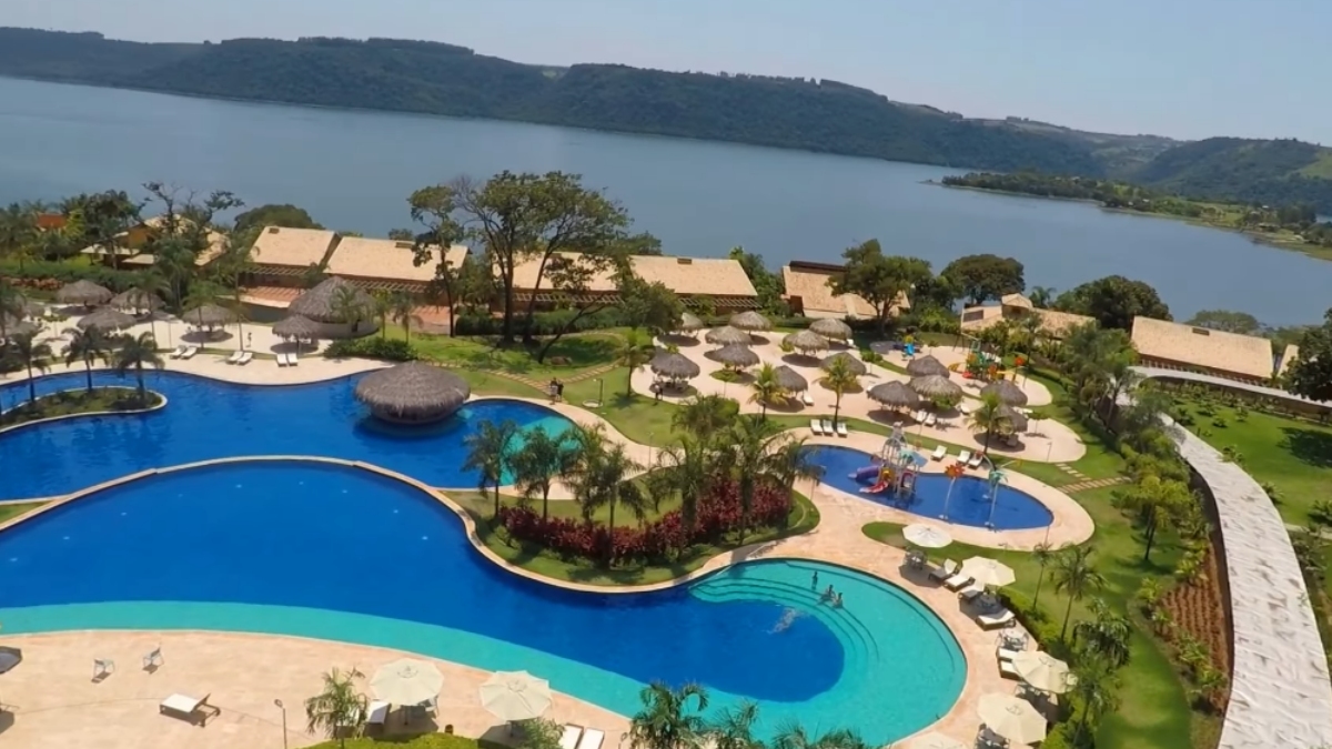 Local conta com piscinas aquecidas, quadras de beach tenis, trilha, pista de caminhada e passeios de caiaque.