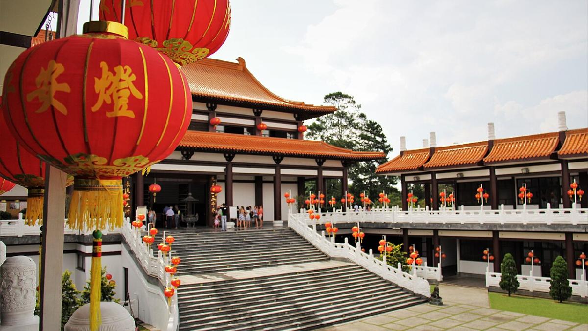 Fundado em 1992, o Templo Zu Lai é considerado o maior templo budista da América Latina (Foto: Fábio Yoshimitsu Nakamura/Wikimedia Commons)
