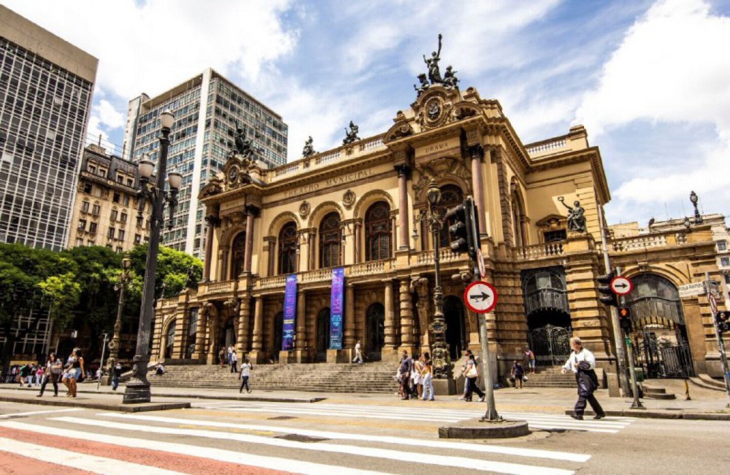 Theatro Municipal de São Paulo Inaugurado em 1911, é um marco da virada do século e do projeto de "cidade moderna" em São Paulo. Além da arquitetura inspirada na Ópera de Paris, ficou ligado à Semana de Arte Moderna de 1922 e à consolidação do centro como polo cultural. Endereço: Praça Ramos de Azevedo, s/nº Sé, São Paulo (SP). Foto: Fabiana Stig
