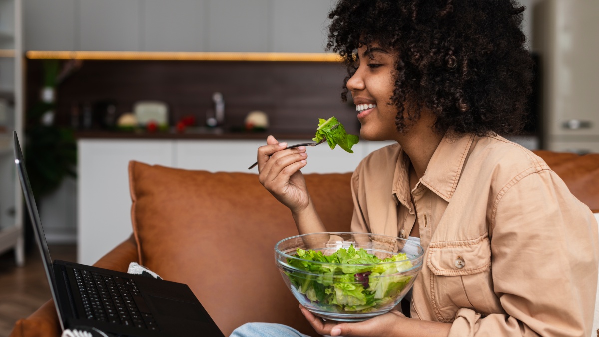 Os pesquisadores destacam que nem toda dieta sem carne é automaticamente saudável. Batatas fritas, snacks industrializados e produtos refinados de origem vegetal não oferecem os mesmos benefícios observados em alimentos naturais. Foto: Freepik.