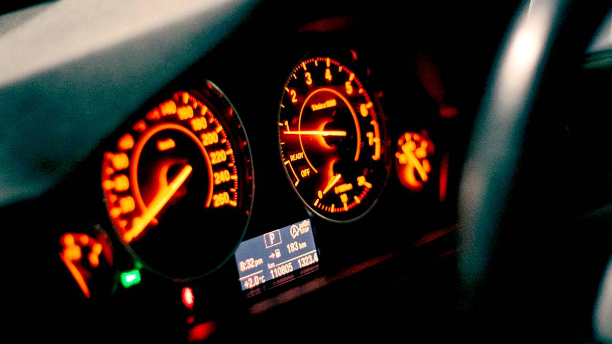 Em testes controlados, a faixa de melhor eficiência costuma aparecer entre 40 e 50 milhas por hora, o equivalente a aproximadamente 65 a 80 km/h. Crédito/Erik MClean/unsplash