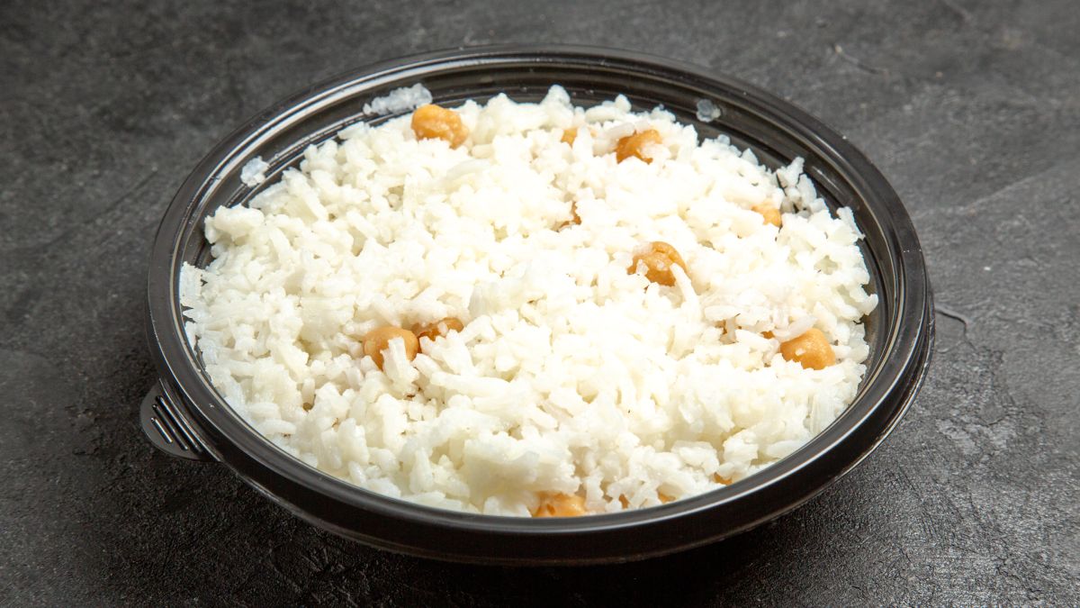 Quando o amido entra em contato com a água quente, os grãos engrossam e grudam um no outro (Fotos: Freepik)