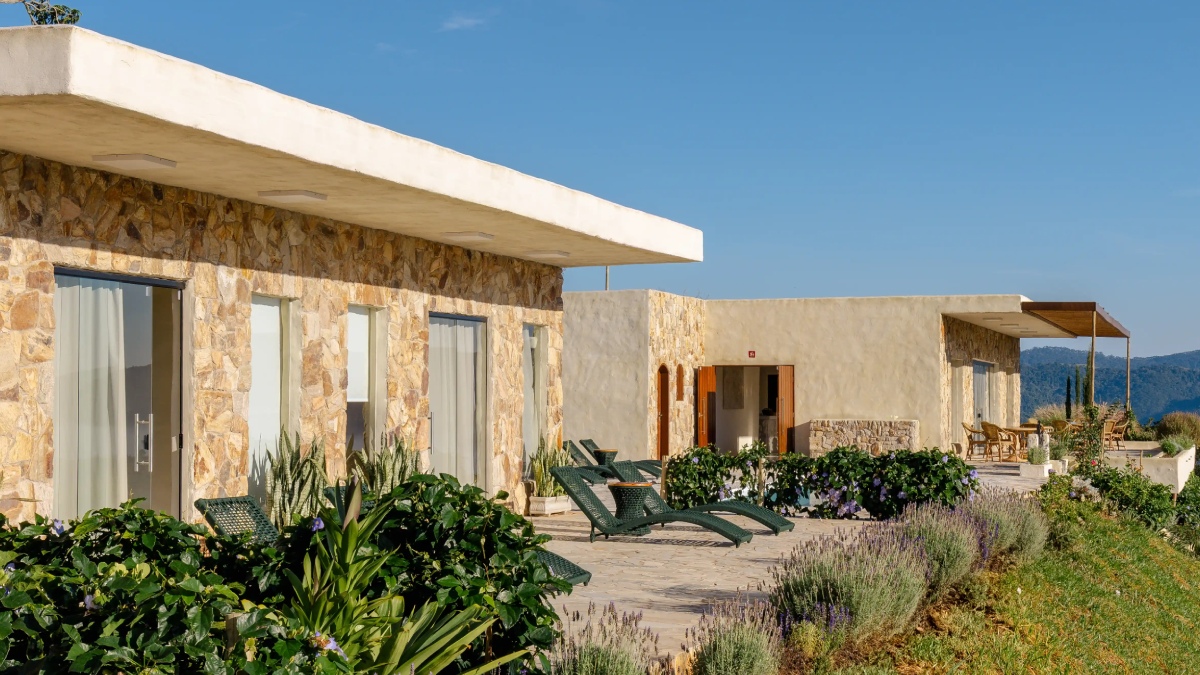 Idealizada pela artista plástica Vanessa Meyer, a fazenda vai além do conceito tradicional de hospedagem. O espaço nasce como um reencontro entre a criadora e suas raízes, entre o luxo contemporâneo e a vida conectada à terra - (Divulgação/Manoel Sá)