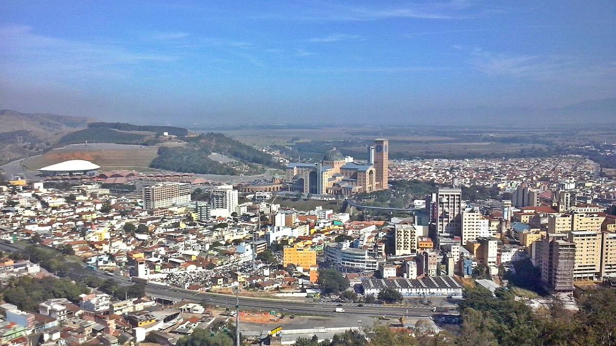 Mesmo anos depois do episódio da lei, a cidade continuou envolvida em debates públicos; em 2025, a Prefeitura apresentou à Câmara um projeto para cobrar uma taxa de veículos de turistas (Foto: HVL/Wikimedia Commons)