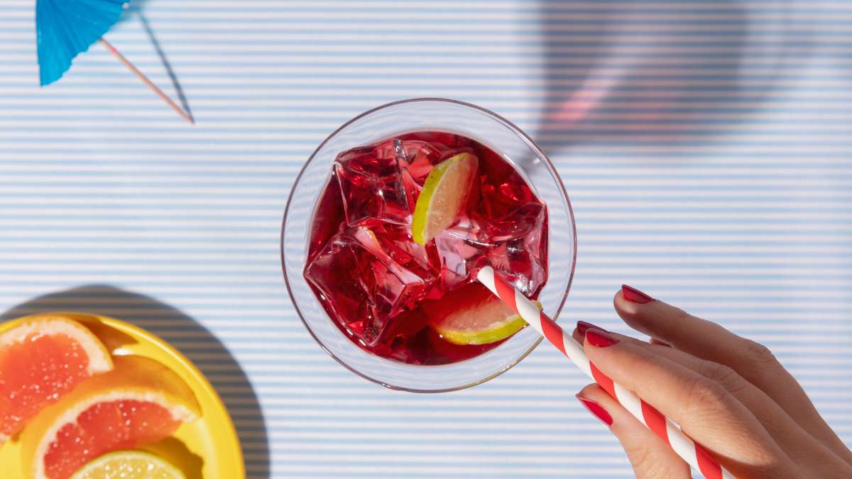 Sem açúcar ou frutas picadas, a bebida aposta no equilíbrio entre o vinho e o frescor do refrigerante de limão, resultando em um sabor mais leve